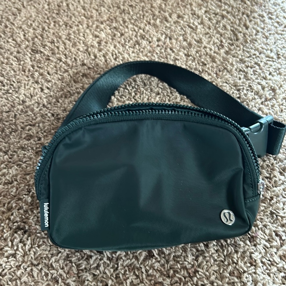 Lululemon Everywhere Belt Bag Everglade Green